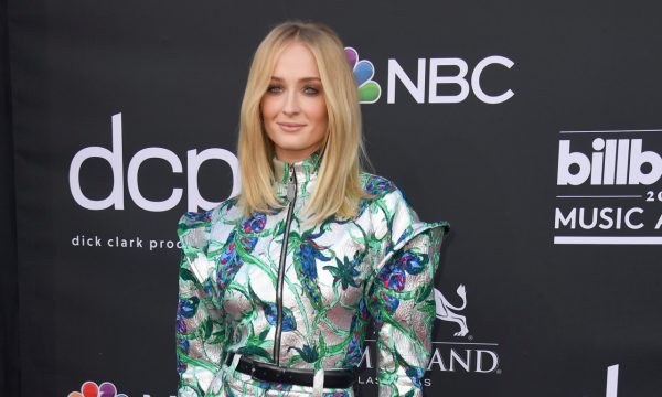 Em entrevista, Sophie Turner conta que foi pressionada para perder peso durante filmagens de “Game of Thrones”: “Meu metabolismo caiu”