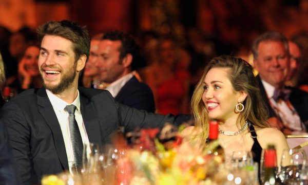 Debochada, Miley Cyrus responde rumores de separação e celebra 10 anos ao lado de Liam Hemsworth, com fotos de onde tudo começou!