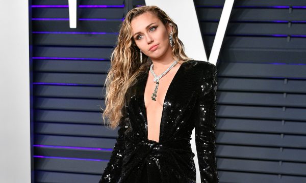 Miley Cyrus se manifesta após ser acusada de copiar arte de bolo “pró-aborto”; entenda!