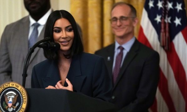 Kim Kardashian desembolsa milhares de dólares em look para visita à Casa Branca; vem ver os valores!