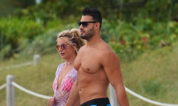 Britney Spears dá a entender que paparazzi editaram suas fotos na praia e mostra seu corpo em vídeo caseiro: ‘Magra como uma agulha’