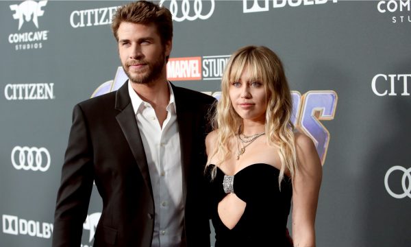 Miley Cyrus é beijada à força por ‘fã’ na saída de hotel e precisa ser socorrida por seguranças; assista ao vídeo