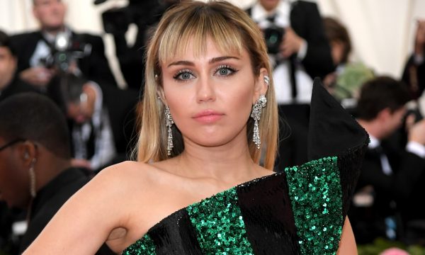 Miley Cyrus se pronuncia sobre ataque de ‘fã’ que a beijou à força em saída de hotel