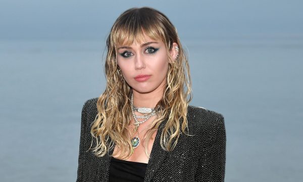 Miley Cyrus pede desculpas por frases polêmicas antigas após ser acusada de apropriação cultural do hip-hop