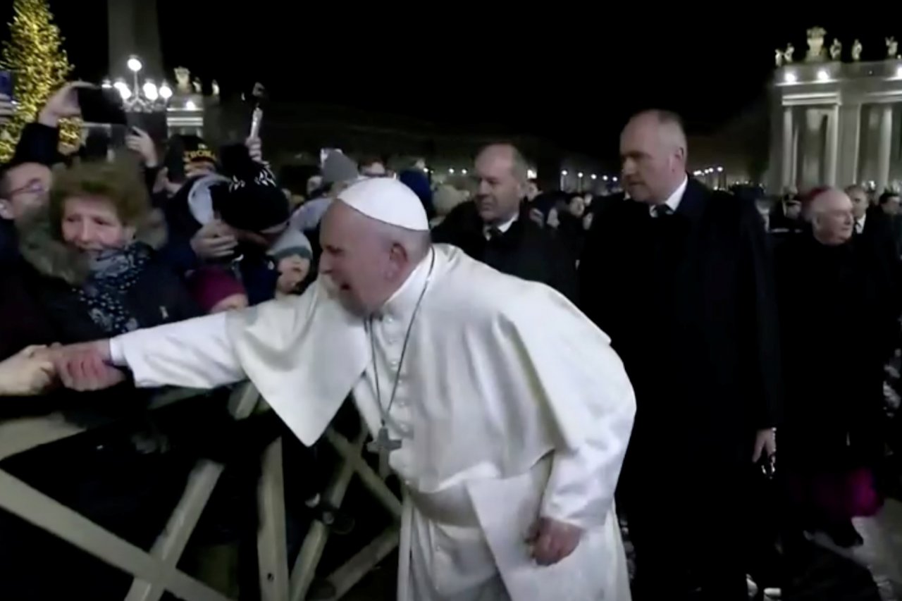 Resultado de imagem para imagens do papa dando tapa em mulher