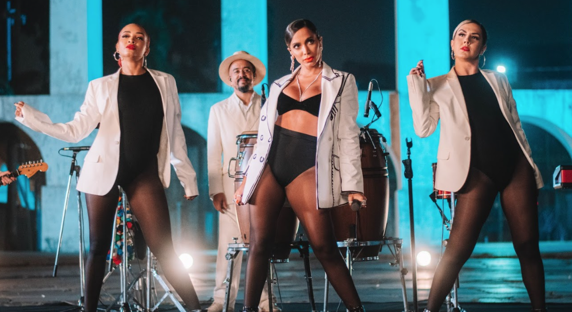 Grammy Latino 2020: É a patroa! Anitta leva um pedacinho do Rio para a premiação e faz performance PERFEITA de "Mas Que Nada" e "Me Gusta"; assista! | Hugo Gloss