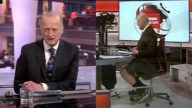Jornalista da BBC britânica é flagrado usando bermuda - por baixo da bancada - durante jornal ao vivo (Foto: Reprodução YouTube)