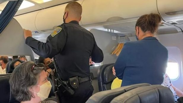 Dois Passageiros Brigaram Por Quem Teria O Apoio De Braco Do Assento Antes Do Aviao Da United Airlin