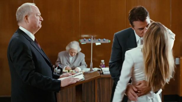 Sr. Big e Carrie Bradshaw se casaram no primeiro filme de "Sex and the City". (Foto: Reprodução/YouTube)