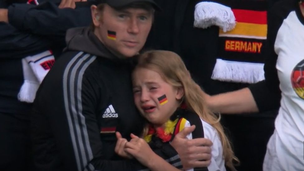 Vaquinha virtual para menina alemã que chorou na derrota para a Inglaterra causa polêmica e responsável é acusado de roubo. (Reprodução BBC)