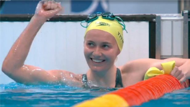 A australiana Ariarne Titmus desbancou a campeã olímpica, dona de cinco ouros, Katie Ledecky, e ficou com o primeiro lugar. (Foto: Reprodução/TV Globo)