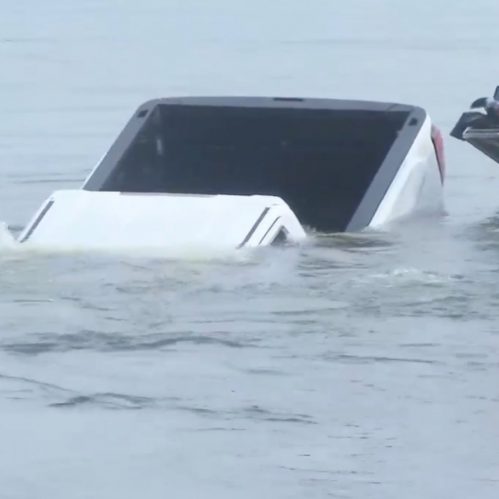 Veículo submergiu no Lago Springfield em poucos segundos. (Reprodução/Twitter)