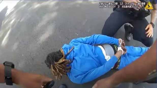 Polícia dos EUA investiga vídeo que mostra homem negro paraplégico sendo arrastado de carro. (Reprodução/Twitter)