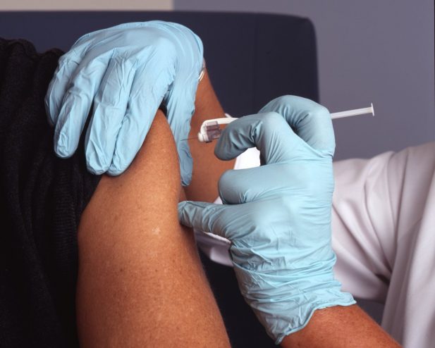 Vacina é a principal recomendação da OMS para conter o vírus. (National Cancer Institute; Unsplash)