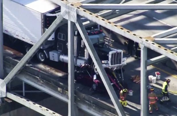 Carro foi "engolido" por carreta nos Estados Unidos. (Foto: Reprodução/Twitter)