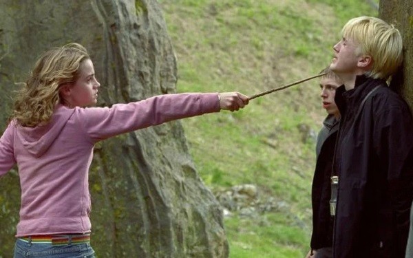 Hermione enfrenta Draco no terceiro filme da saga. (Foto: Reprodução/ Warner)