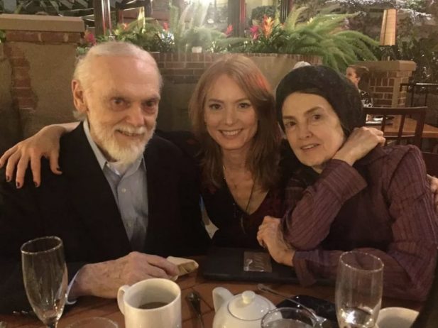Alicia Witt com seus pais, Diane e Robert Witt (Foto: Reprodução Instagram)