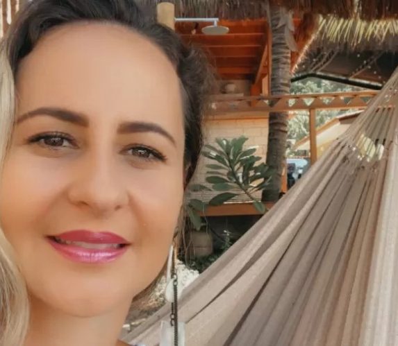 Claydiane Fick Colocou O Cachorro Da Familia No Colo Quando A Pilastra Que Sustentava A Rede Desmoro
