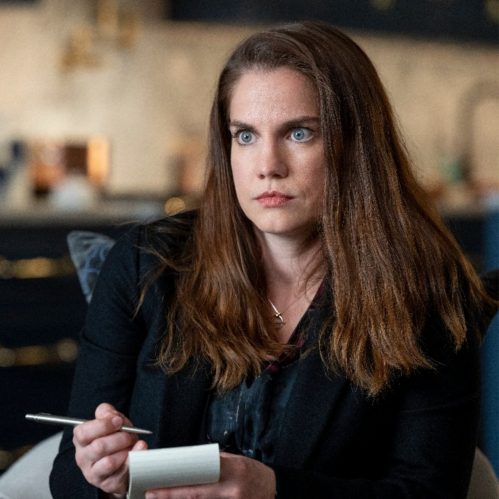 Anna Chlumsky como a jornalista Vivian Kent. (Foto: Divulgação/Netflix)