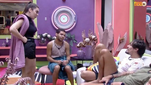 Naiara ficou visivelmente incomodada. (Foto: Reprodução/Globoplay)