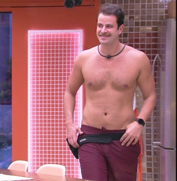 Gustavo revela que tomou remédio para parar de crescer. (Foto: Reprodução/Globoplay)