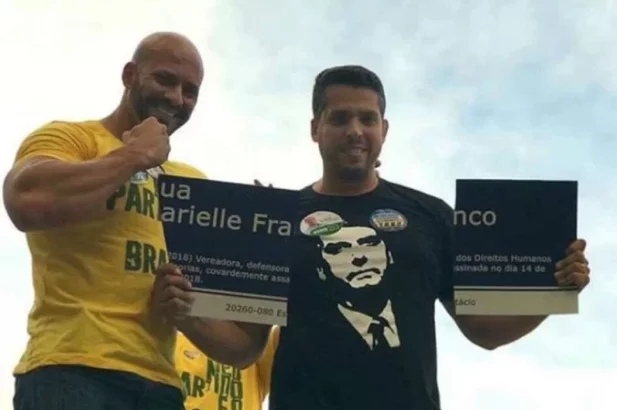 Daniel Silveira e Rodrigo Amorim com placa de Marielle Franco. (Foto: Reprodução/Redes Sociais)