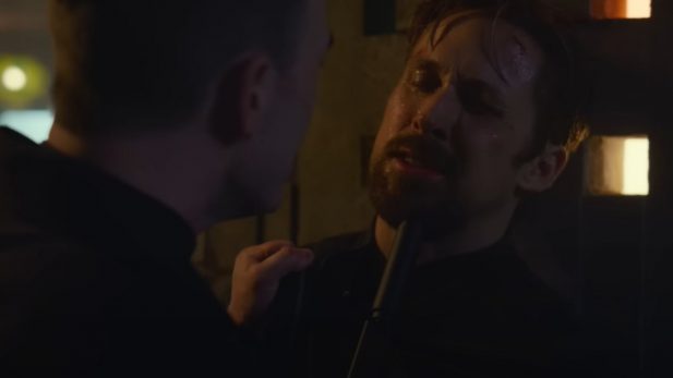 Ryan Gosling e Chris Evans se enfrentam em "Agente Oculto". (Foto: Reprodução/Netflix)