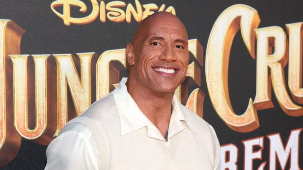 The Rock se surpreende com semelhança de sósia policial: Uau