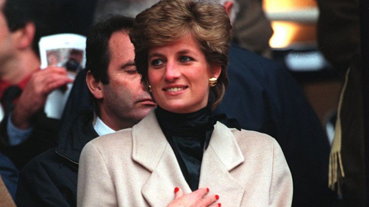 Princesa Diana teria enviado cartões com “piadas” de duplo sentido ao rei da Grécia, e valor dos itens em leilão surpreende