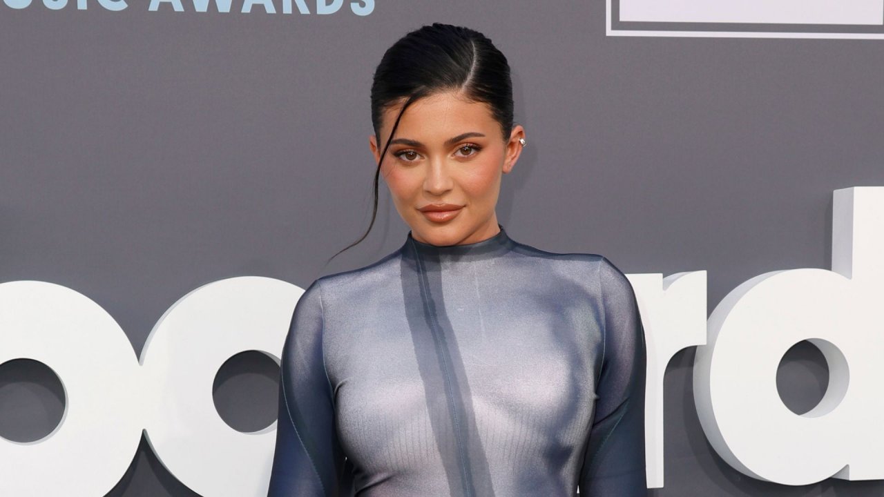 Rainha das laces, Kylie Jenner revela o seu real cabelo natural após um ano sem química; assista!