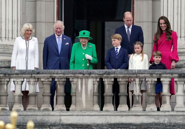 O príncipe esteve com a avó nas comemorações do Jubileu de Platina. (Foto: Getty)