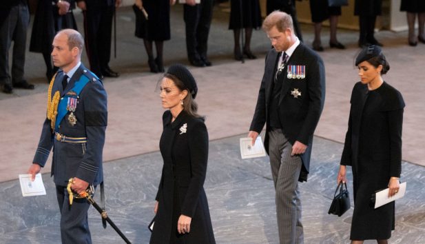 The Coffin Carrying Queen Elizabeth Ii Is Transferred From Buckingham Palace To The Palace Of Westminster