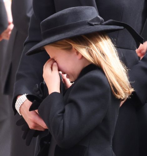 Charlotte se emocionou no funeral da rainha. (Foto: Getty)