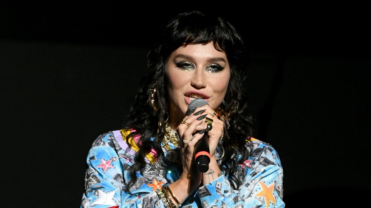 Kesha sofre hemorragia nas cordas vocais durante homenagem a Taylor Hawkins; assista