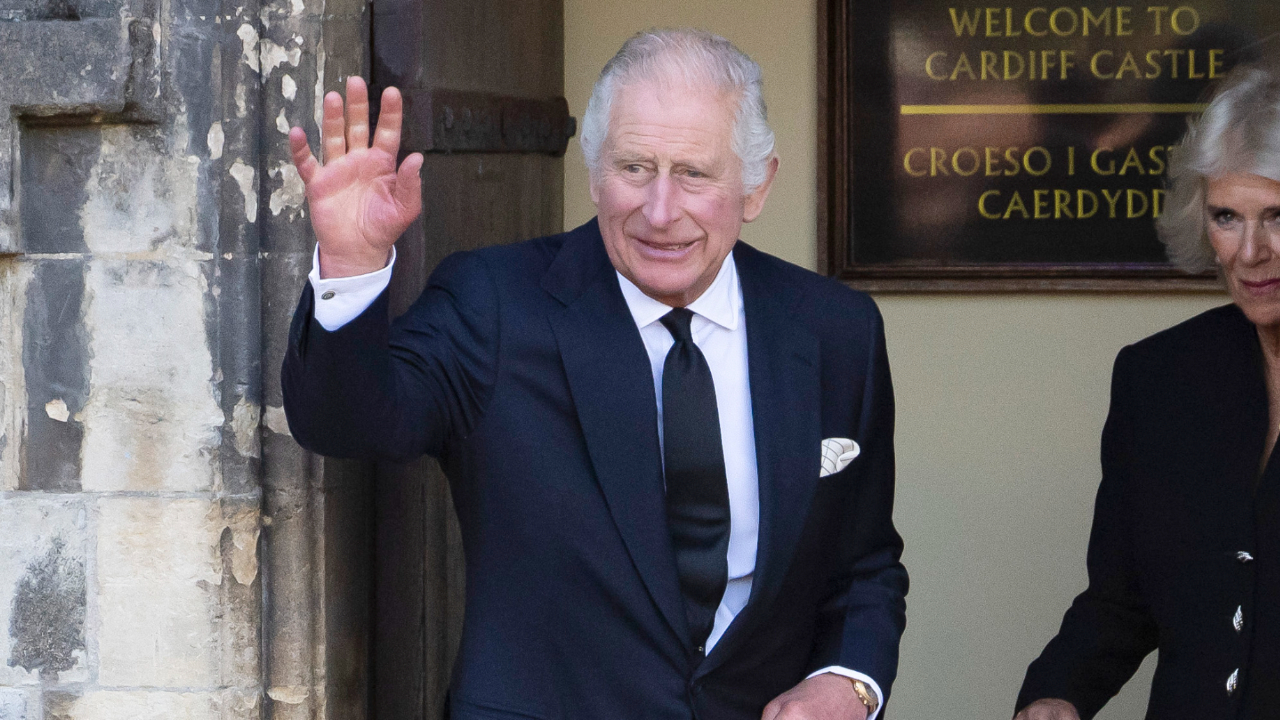 Rei Charles III é vaiado em primeira visita oficial como monarca ao País de Gales; assista