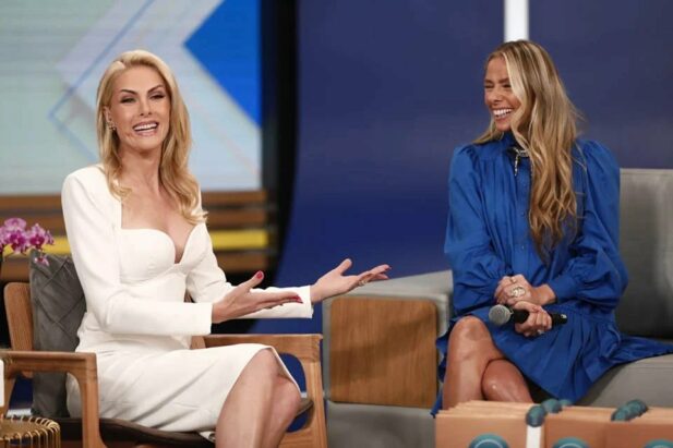 Adriane Galisteu e Ana Hickmann se encontraram e selaram as pazes durante coletiva de "A Fazenda" (Foto: Reprodução/TV Record)