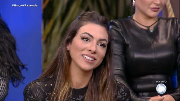 A participante Pétala acreditou que as rosas jogadas pelo helicóptero eram para ela (Foto: Reprodução/Record TV)
