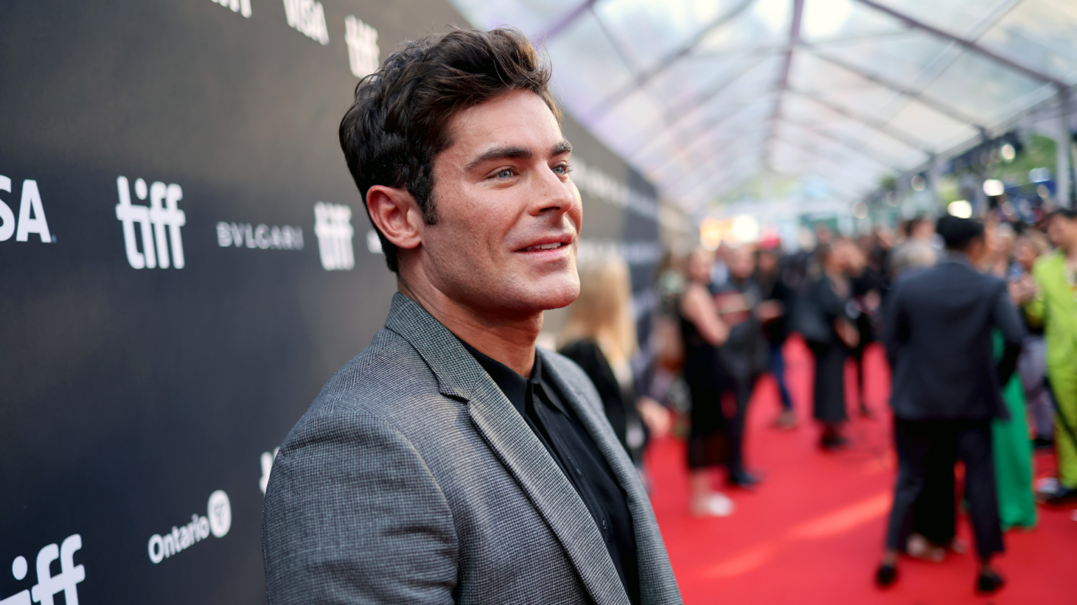 Zac Efron surge irreconhecível no set de novo filme e preocupa fãs com