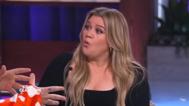 Kelly Clarkson ficou chocada com o presente que Sam Smith recebeu do cantor de "Shape of You" (Foto: Reprodução/Youtube)