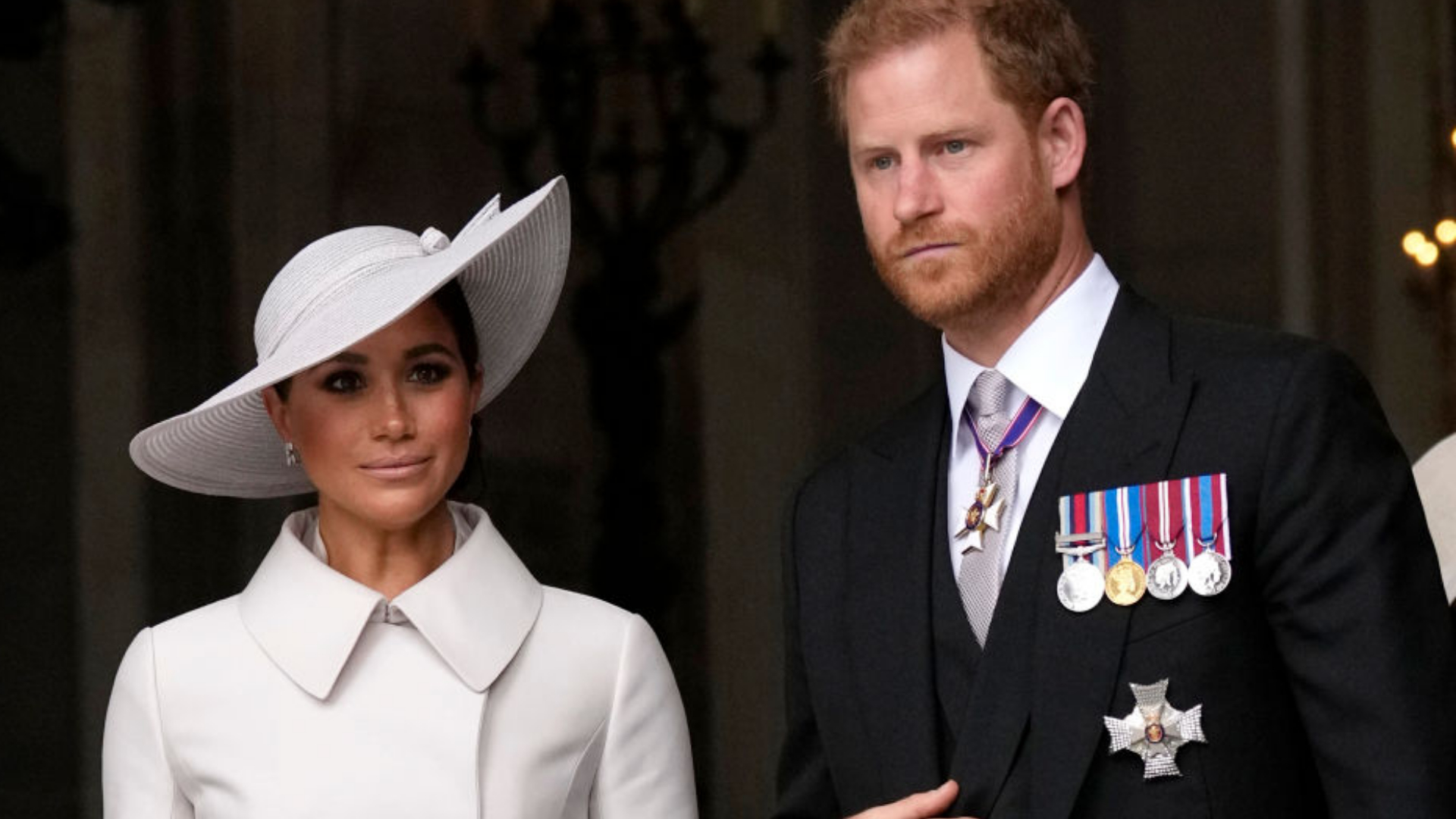 Príncipe Harry e Meghan Markle se sentiram “esnobados e maltratados” pela realeza em funeral da rainha, diz colunista