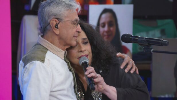 Gal e Caetano juntos no "Altas Horas". (Foto: Globo/Divulgação)