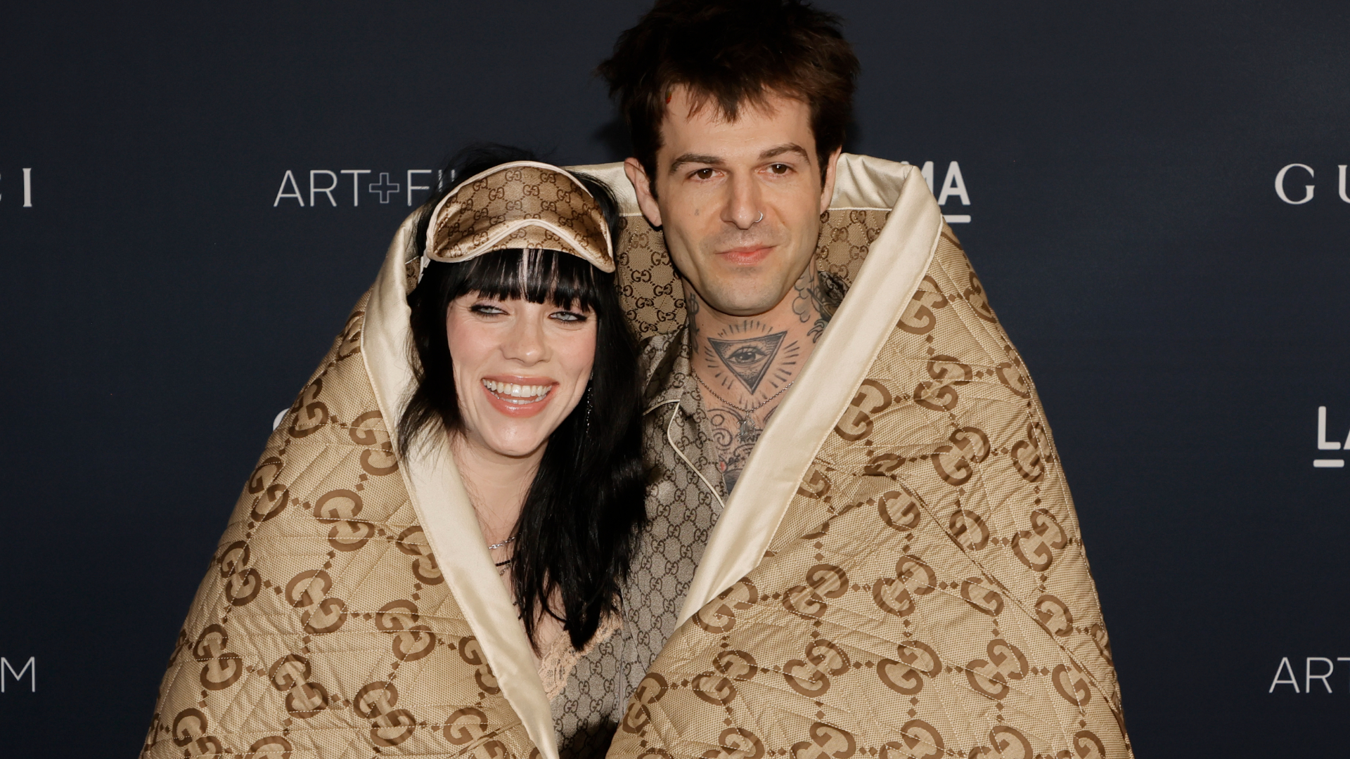 Billie Eilish aparece de mãos dadas com vocalista do The Neighbourhood