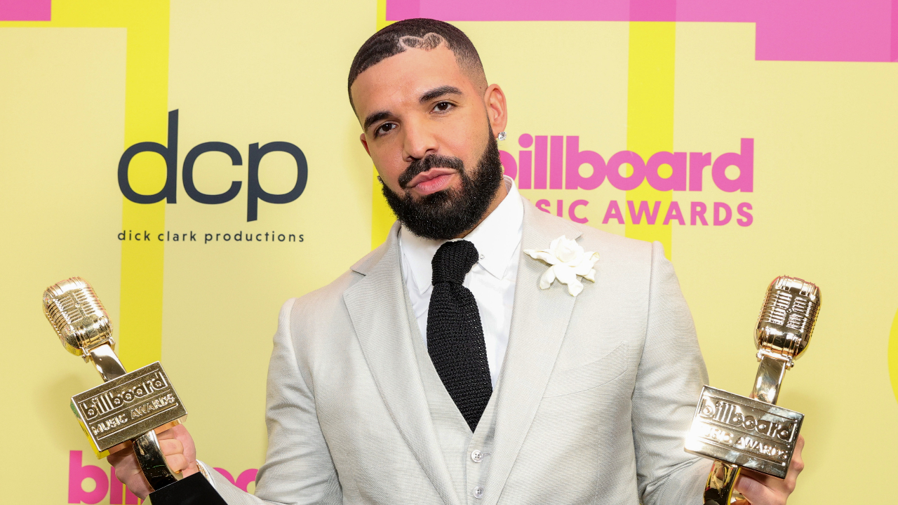 Drake trolla e choca fãs com revelações sobre como consome pornô em entrevista bizarra; assista