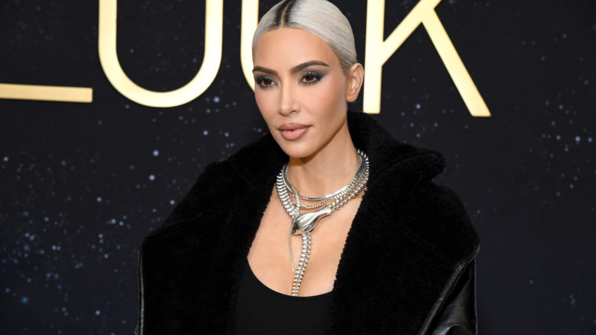 Kim Kardashian surge com pouquíssima make e choca seguidores com look natural: “Achei que fosse outra pessoa”