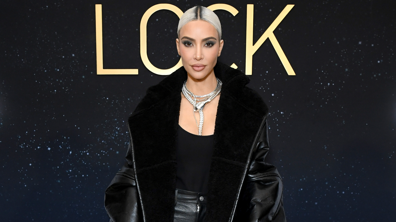 Kim Kardashian revela a verdade por trás de look polêmico que foi alvo de chacotas: “Me destruíram”; assista