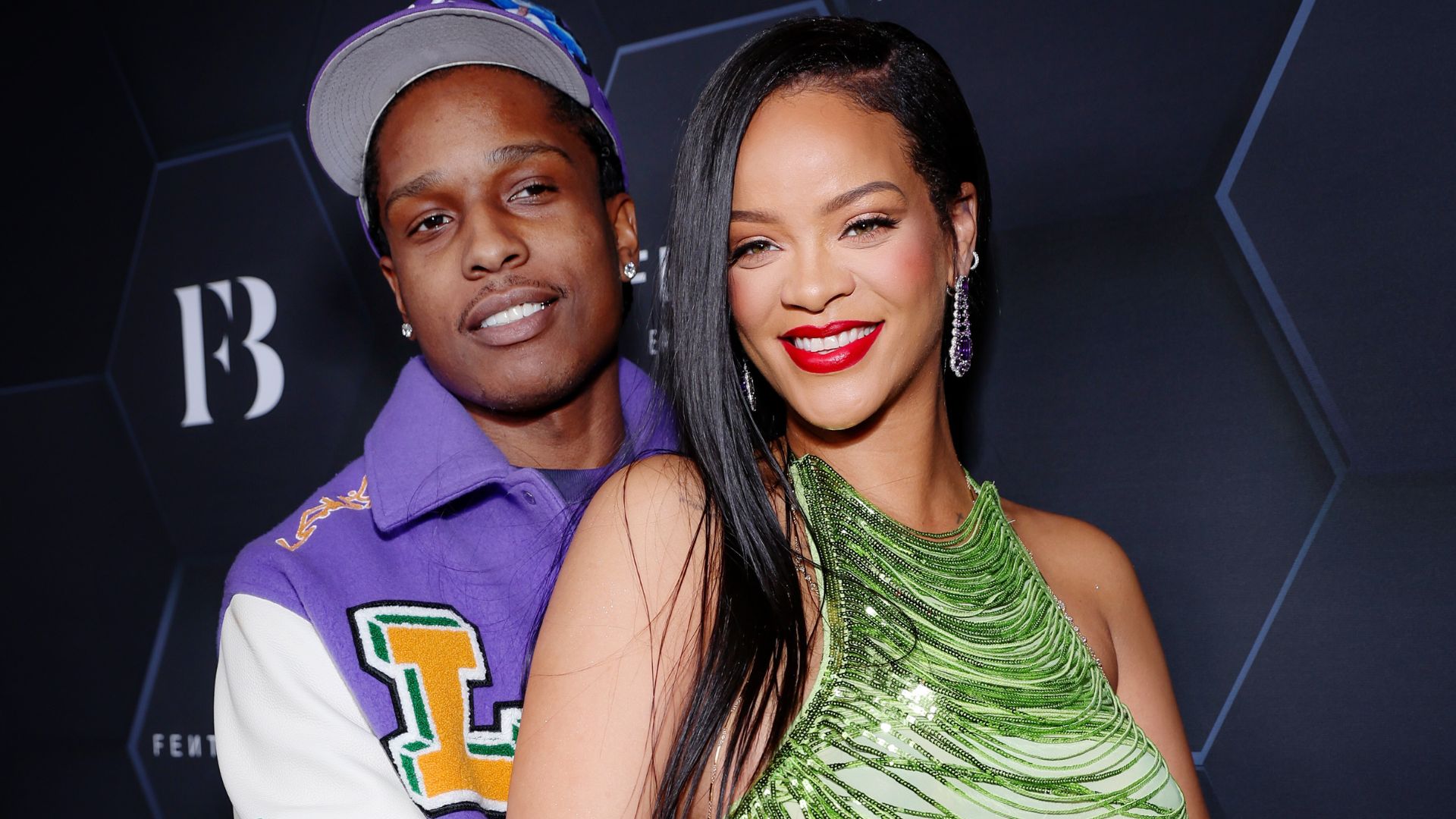 Rihanna conta por que ainda não revelou nome do filho, e fala sobre