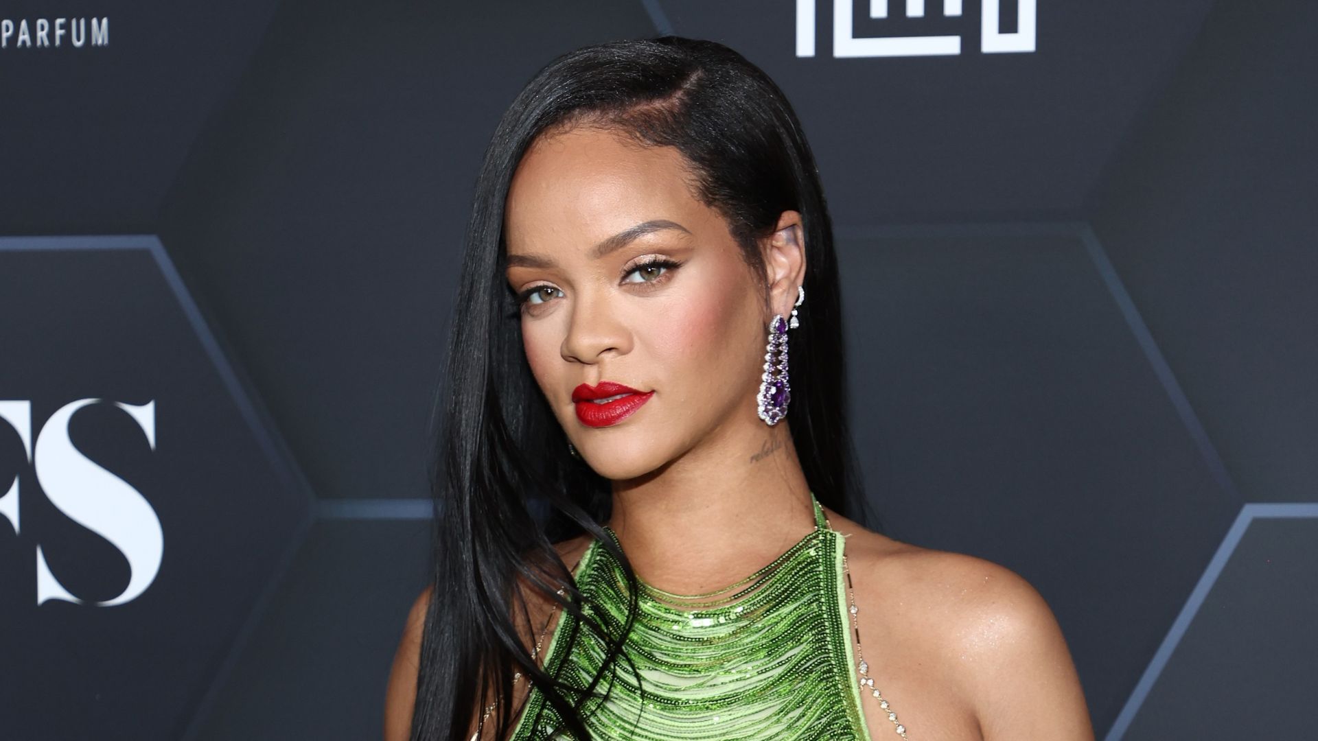 Rihanna conta por que ainda não revelou nome do filho, e fala sobre status de novo álbum