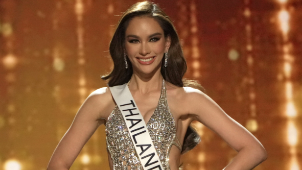 Candidata da Tailândia homenageia pais catadores com vestido belíssimo de material reciclado no Miss Universo