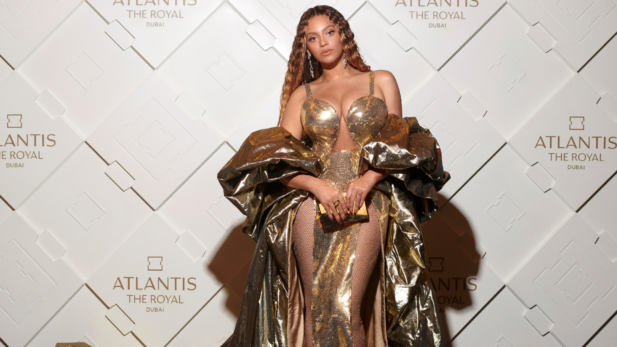 OMG! Beyoncé faz show exclusivo em Dubai após cinco anos longe dos palcos; confira vídeos e saiba tudo!