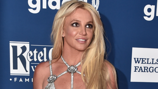 Britney Spears é alvo de polêmica por vídeo em restaurante, e se revolta com notícia; assista